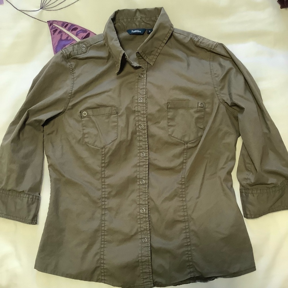 💜3/$30 Military Army Green Fitted Shirt Small